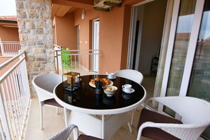 Balcony - Ideal Getaway Flat With Pool and Rumpus Room (Tar-Vabriga)
