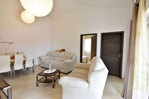 Living room - Ideal Getaway Flat With Pool and Rumpus Room (Tar-Vabriga)
