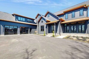 Exterior - Town of Lewes spacious house with private pool, pool table, deck, firepit, grill (Lewes)