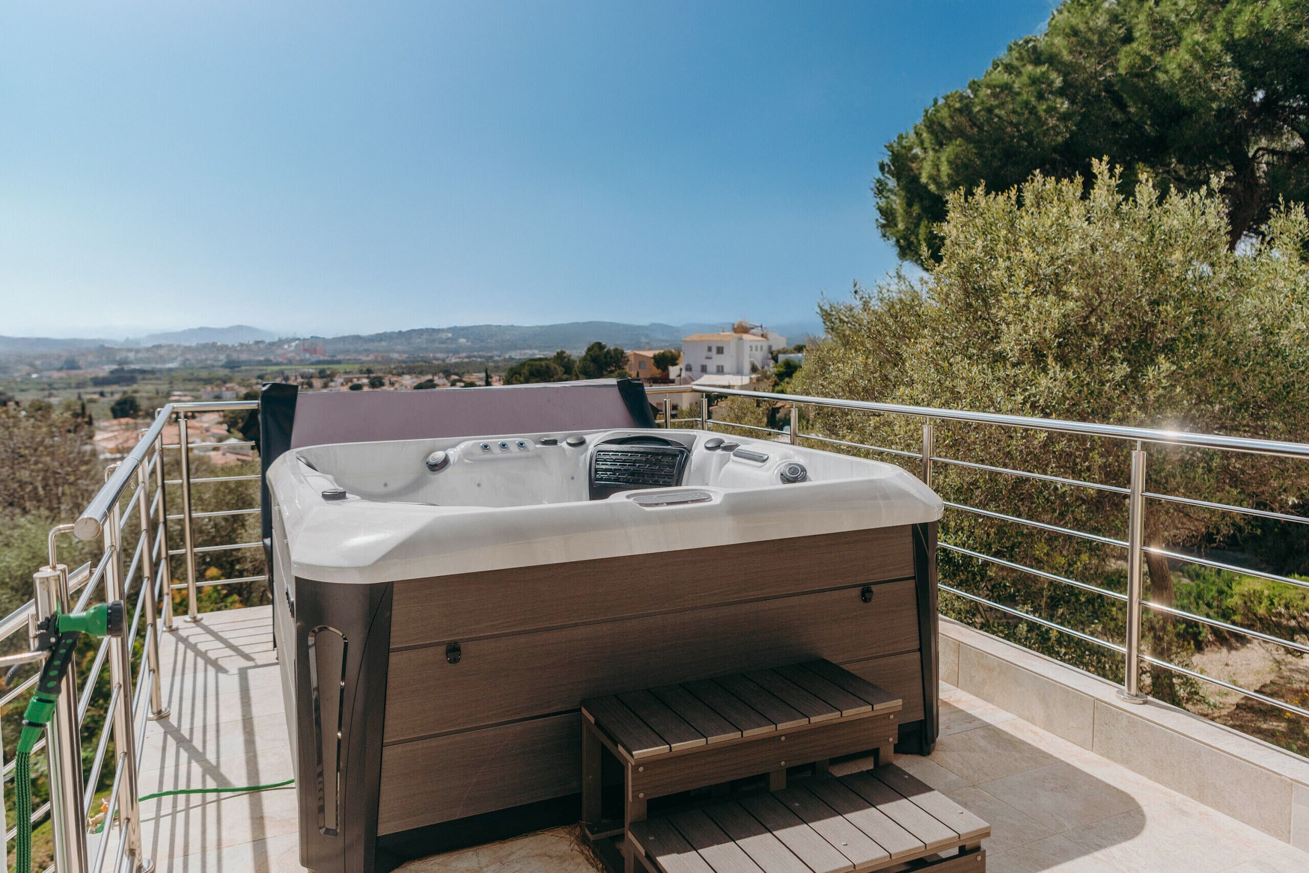 Banyera d'hidromassatge a l'aire lliure