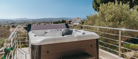 Banyera d'hidromassatge a l'aire lliure
