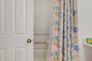 Shower, hair dryer, towels - Sea Colony Tennis 2nd-floor condo w/community pools, tennis/pickleball, gym (Bethany Beach)