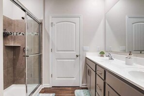 Shower, towels - Millville By The Sea - 36692 Calm Water Dr | Townhouse in Millville (Millville)