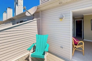 Terrace/patio - Bethany Marina bayfront condo with pool, fireplace, water views (Ocean View)