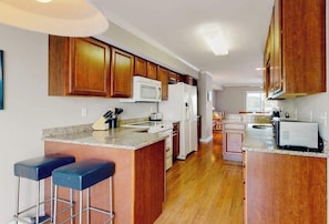Fridge, microwave, oven, stovetop - Bethany Marina bayfront condo with pool, fireplace, water views (Ocean View)