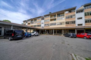 Exterior - A comfortable and welcoming 60 square meters apartment, perfect for four people, located on the fourth floor of a period building without an elevator.The property is located in a quiet area, allowing our guests to easily and quickly reach the center of U (Udine)
