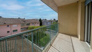 A balcony with a view of neighboring houses and a clear sky. - A comfortable and welcoming 60 square meters apartment, perfect for four people, located on the fourth floor of a period building without an elevator.The property is located in a quiet area, allowing our guests to easily and quickly reach the center of U (Udine)