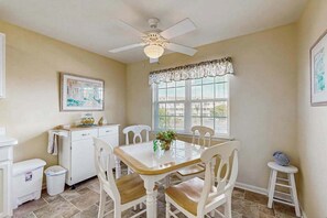 Dining - 2nd-floor Bethany Bay condo with waterfront views & on-site golf/pool/tennis (Ocean View)