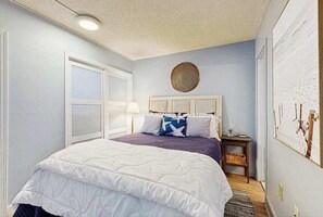 Desk, iron/ironing board, WiFi, bed sheets - Sea Colony Ocean beachfront condo with 12 pools, sauna, tennis, private beach (Bethany Beach)