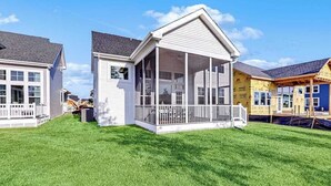 Un quartier résidentiel avec des maisons, une pelouse et des matériaux de construction.