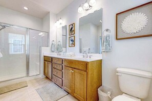 Shower, hair dryer, towels - Marlin Chase home with resort amenities, bikes, grill, EV charger - dog-friendly (Ocean View)