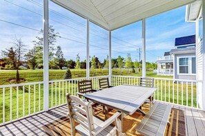 Outdoor dining - Marlin Chase home with resort amenities, bikes, grill, EV charger - dog-friendly (Ocean View)