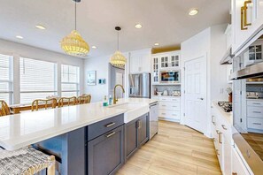 Fridge, microwave, oven, stovetop - Marlin Chase home with resort amenities, bikes, grill, EV charger - dog-friendly (Ocean View)