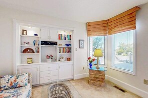 TV - Kings Grant Beachfront Townhouse w/Ocean Views, Shared Pool, Free WiFi, Private (Fenwick Island)