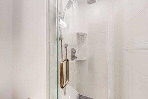 Shower, hair dryer, towels - Sea Colony condo with 12 pools, private beach, tennis, shuttle, gym, & deck (Bethany Beach)
