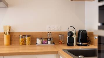 Coffee/tea maker, fridge, microwave, oven