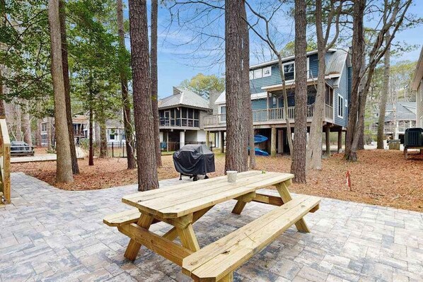Outdoor dining - Dog-friendly 3BR, close to South Bethany beach and boardwalk (Bethany Beach)
