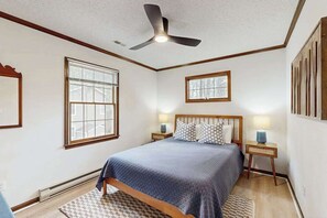 Iron/ironing board, travel cot, WiFi, bed sheets - Dog-friendly 3BR, close to South Bethany beach and boardwalk (Bethany Beach)