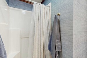 Shower, hair dryer, towels, shampoo - Dog-friendly 3BR, close to South Bethany beach and boardwalk (Bethany Beach)
