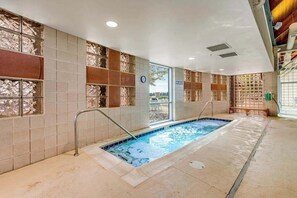 Ein Schwimmbecken mit Kachelwänden und einer Uhr.