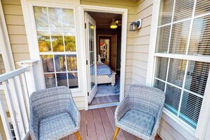 Terrace/patio - Creekside townhouse with patio, grill & community pool - pet friendly (Millville)