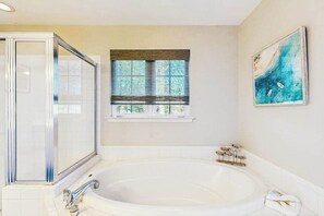 Shower, hair dryer - Creekside townhouse with patio, grill & community pool - pet friendly (Millville)