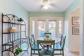 Dining - Spacious Sea Colony Townhouse w/shared pools, pickleball, tennis courts (Bethany Beach)
