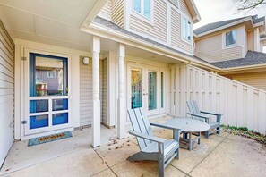 Terrace/patio - Spacious Sea Colony Townhouse w/shared pools, pickleball, tennis courts (Bethany Beach)