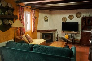 Una televisión, una chimenea