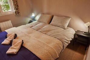Tabla de planchar con plancha, wifi y ropa de cama 