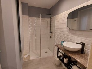 Apartment | Bathroom - Deluxe Compact Flat With Jacuzzi (Alicante)