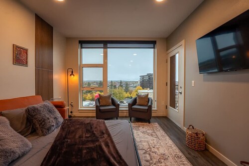 Gated Parking DT 2BR w City View Gym Access