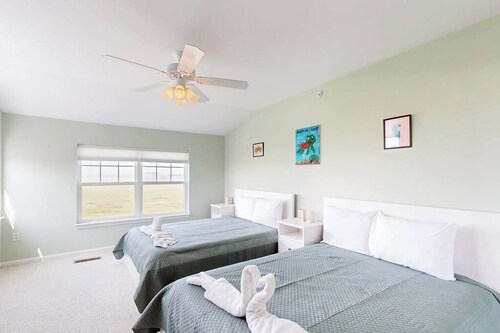 Charming condo with nearby golf, outdoor pool & close to the beach