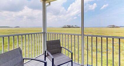 Charming condo with nearby golf, outdoor pool & close to the beach