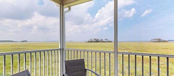 Charming condo with nearby golf, outdoor pool & close to the beach