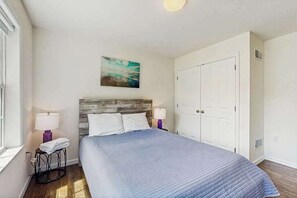 Iron/ironing board, travel cot, WiFi, bed sheets - Holy Park house w/deck, patio, grill, close to beach & restaurants. (Ocean View)