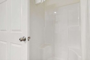 Shower, hair dryer, towels - Holy Park house w/deck, patio, grill, close to beach & restaurants. (Ocean View)