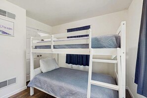 Iron/ironing board, travel cot, WiFi, bed sheets - Holy Park house w/deck, patio, grill, close to beach & restaurants. (Ocean View)