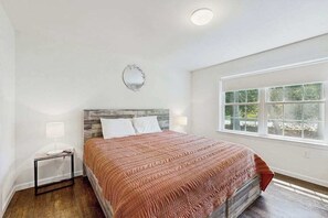 Iron/ironing board, travel cot, WiFi, bed sheets - Holy Park house w/deck, patio, grill, close to beach & restaurants. (Ocean View)