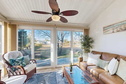 Mallard Lakes condo w/community pool, tennis & basketball court