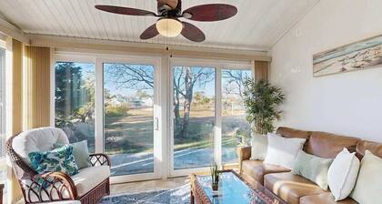 Mallard Lakes condo w/community pool, tennis & basketball court