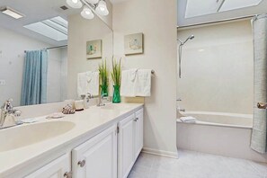 Shower, hair dryer, towels - Mallard Lakes condo w/community pool, tennis & basketball court (Selbyville)