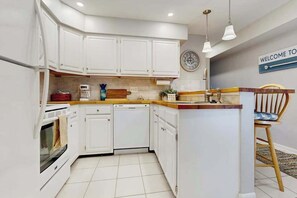 Fridge, microwave, oven, stovetop - Mallard Lakes condo w/community pool, tennis & basketball court (Selbyville)