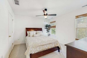 Tabla de planchar con plancha, wifi y ropa de cama 