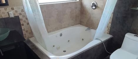 Douche, baignoire Ă jets, serviettes fournies, savon