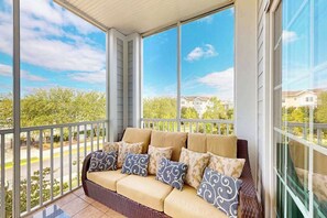 TV, fireplace, offices - Luxury Bayside Condo with, shared pool, hot tub & tennis court, AC & WiFi (Selbyville)