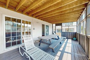 Outdoor dining - Edgewater Acres dog friendly house w/private hot tub, pool table, deck (Selbyville)