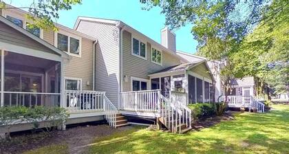 Salt Pond townhome with access to community pool, tennis court & gym