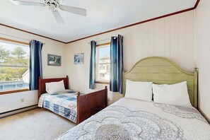 Iron/ironing board, travel cot, WiFi, bed sheets - Town of South Bethany Bay Front house w/boat dock, deck, grill (Bethany Beach)