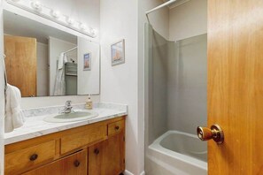 Shower, hair dryer, towels - Town of South Bethany Bay Front house w/boat dock, deck, grill (Bethany Beach)